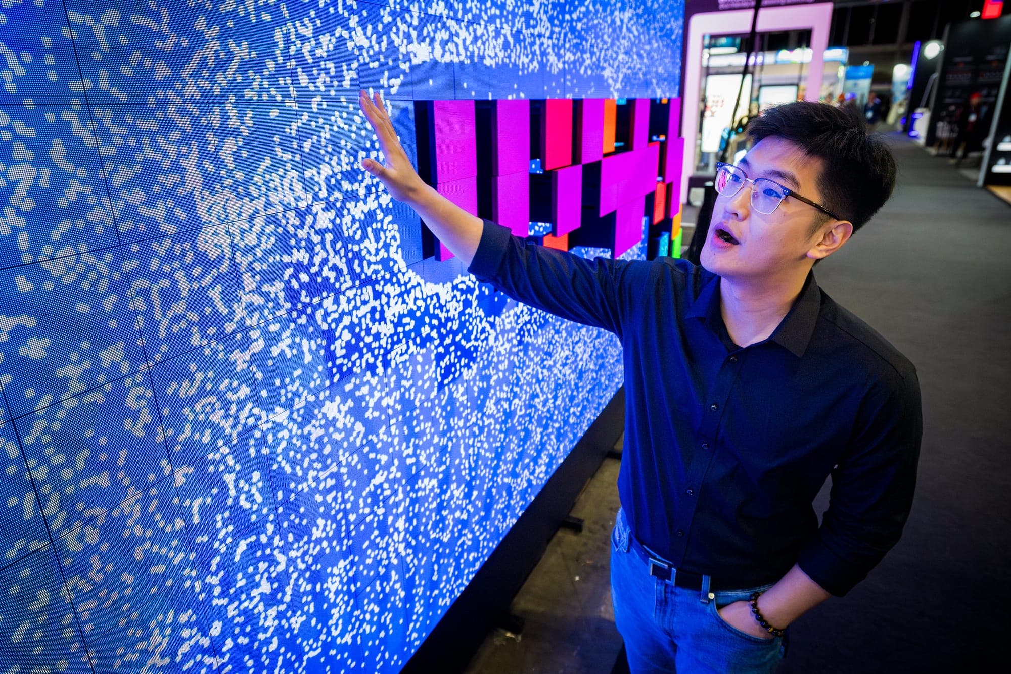 Bezoeker bij interactieve LED-wand