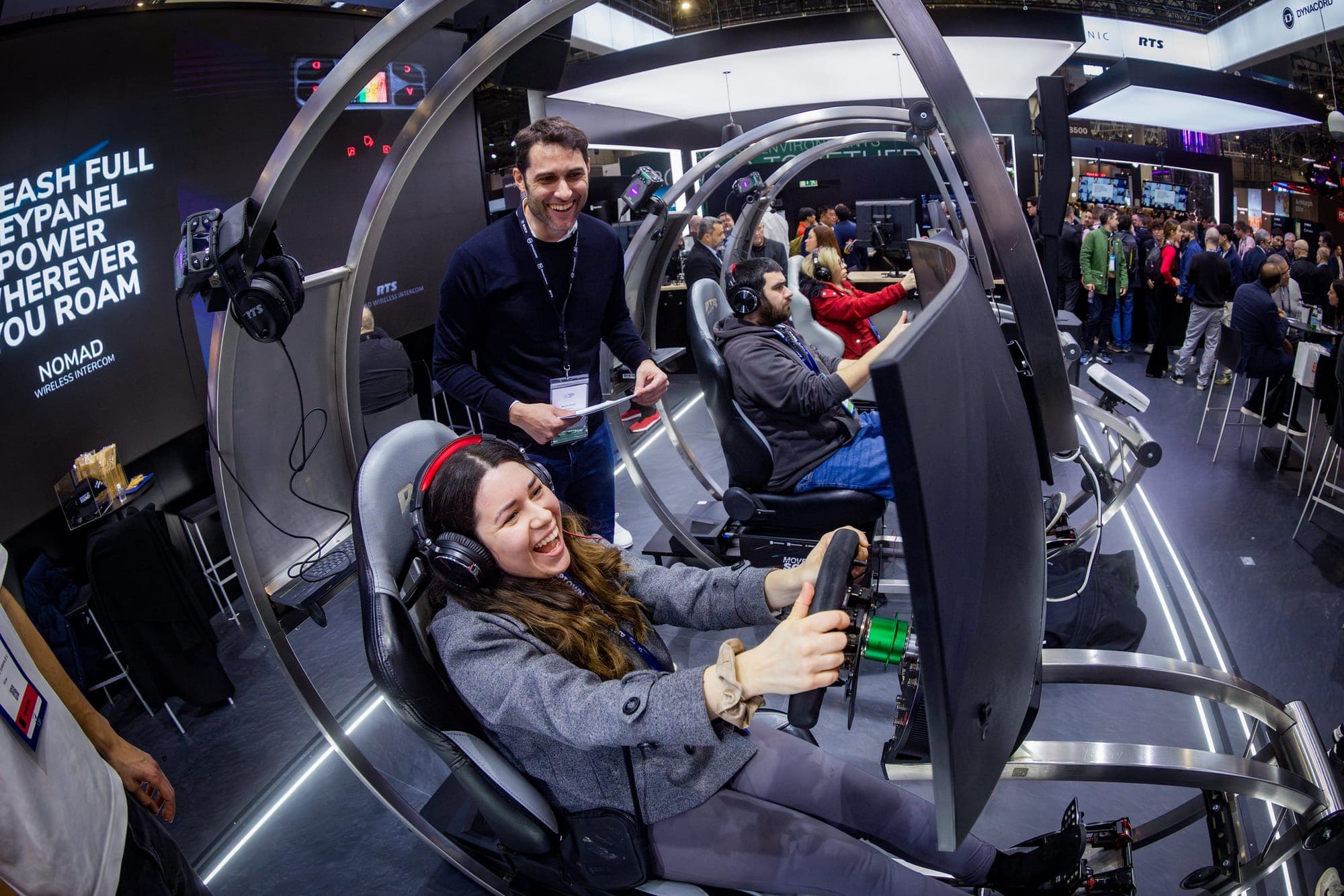 Vrouw lacht in racesimulator op ISE beurs