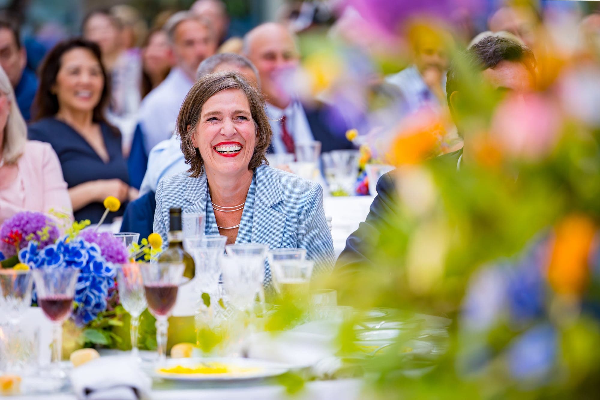Uitbundig lachende gast aan dinertafel