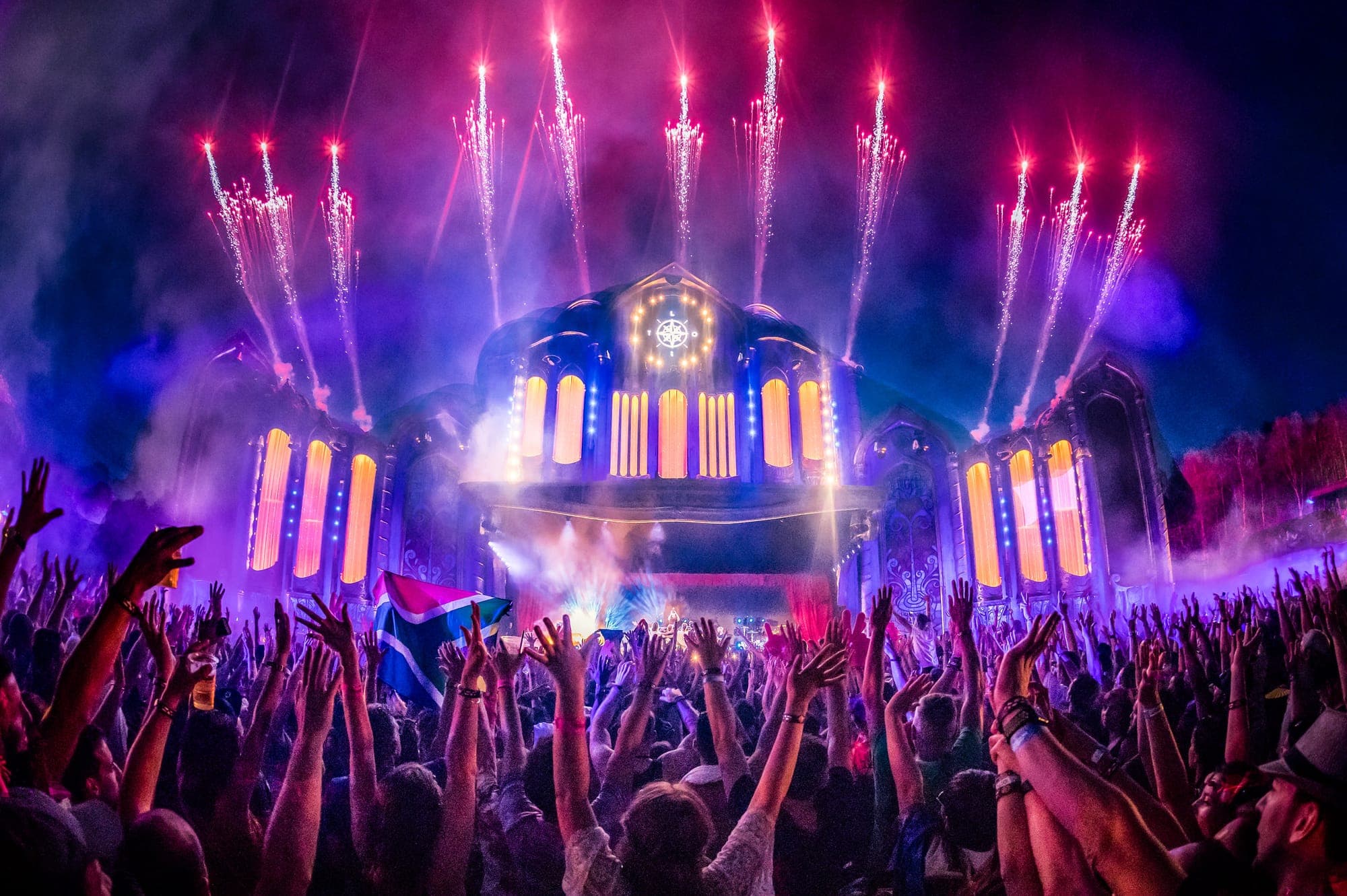 Tomorrowland België — rood vuurwerk