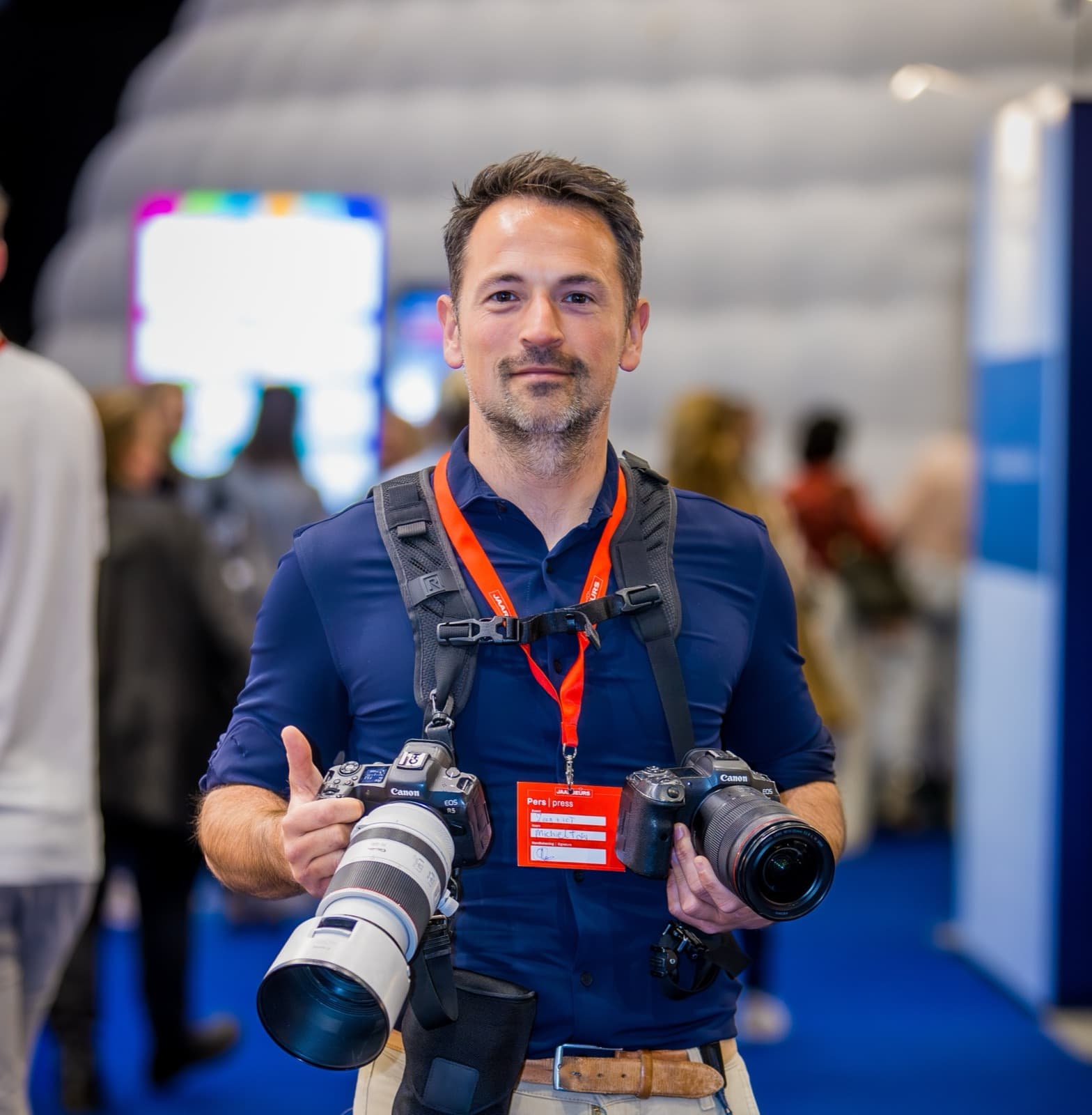 Michiel Ton, event photographer, with two cameras at a trade show