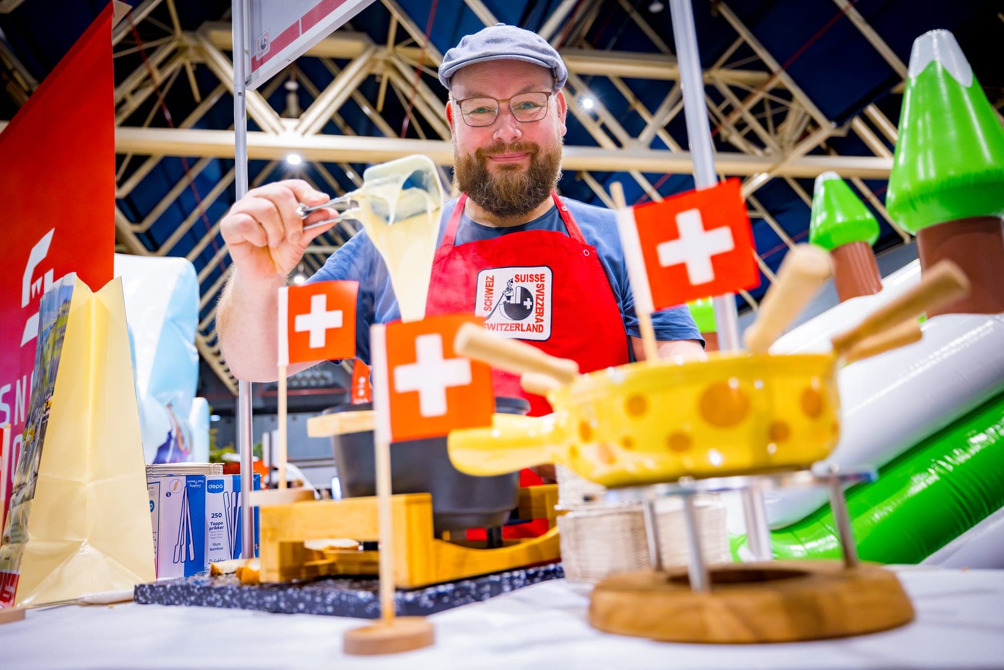Cheese fondue demonstration at a stand at the Vakantiebeurs, Jaarbeurs Utrecht